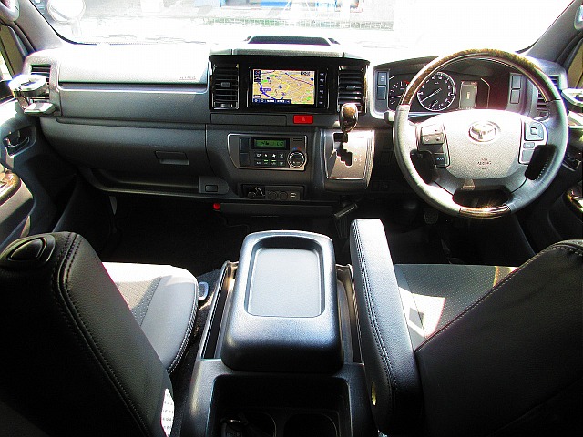広々とした運転席は見晴らしも良く運転もしやすいですよっ！アームレスト付きも楽チンでグッドです！