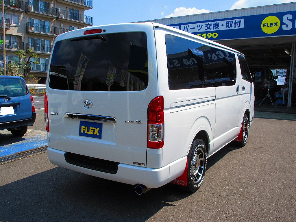 スタイリッシュな後ろ姿♪四駆の箱車は迫力もありますねっ♪