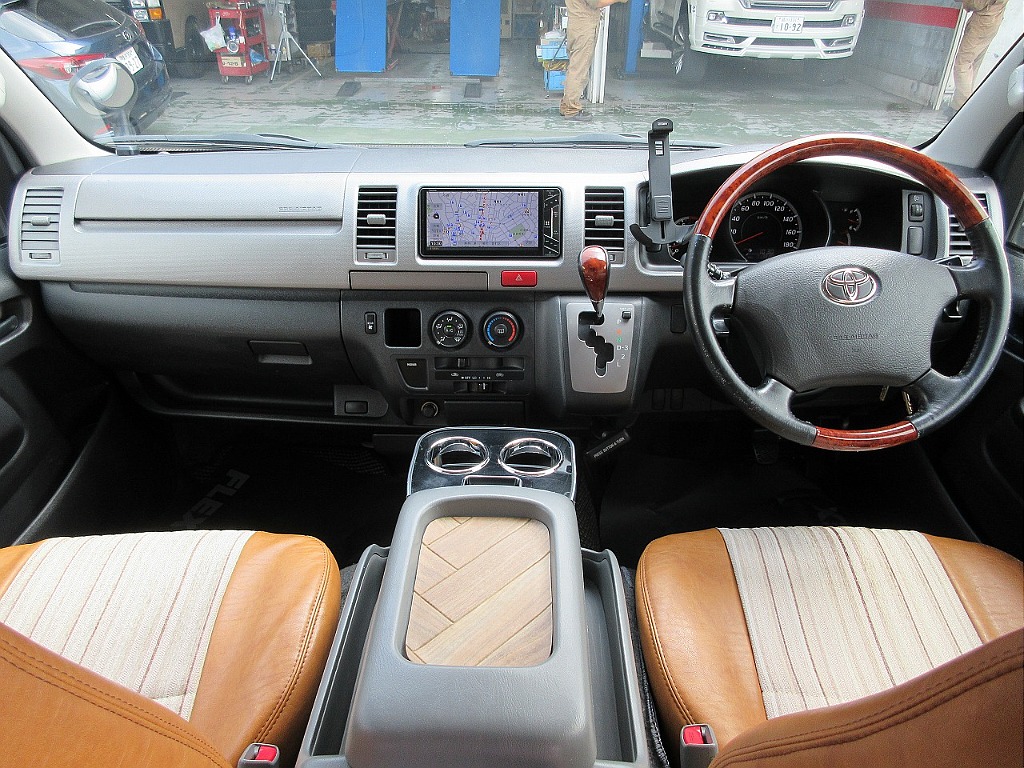室内は広々としており運転もしやすいです！座面も高く見晴らしもグッド！
