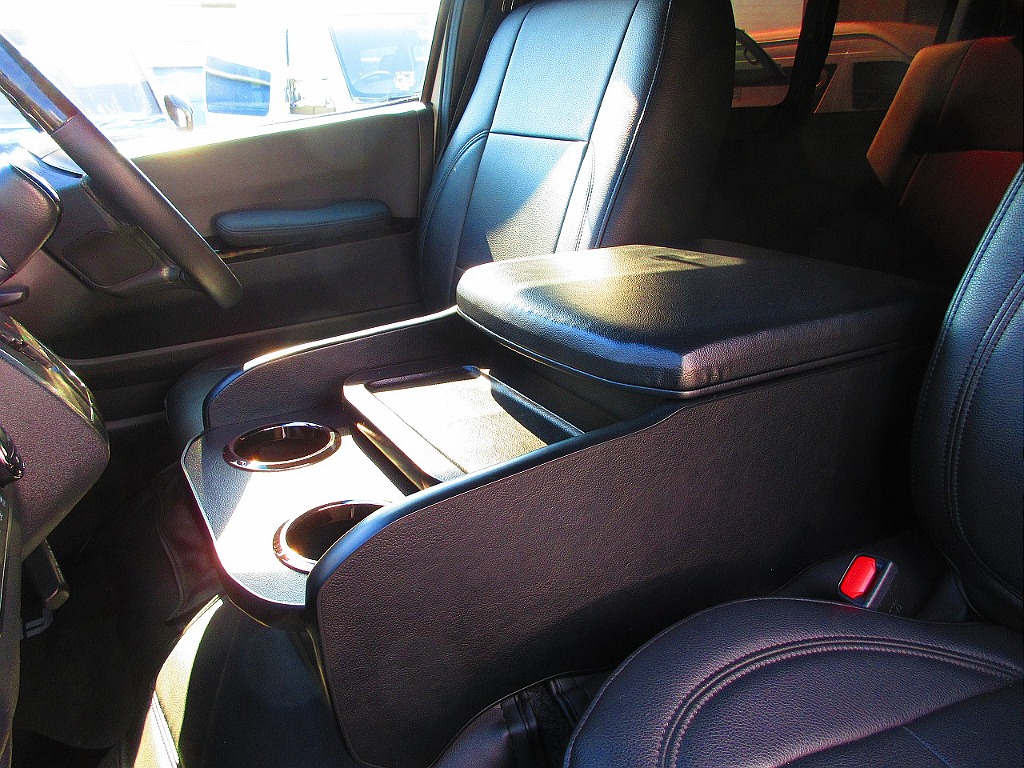 大型センターコンソールＢＯＸ付きで収納もたっぷり♪肘が置けるのもポイントです！！！