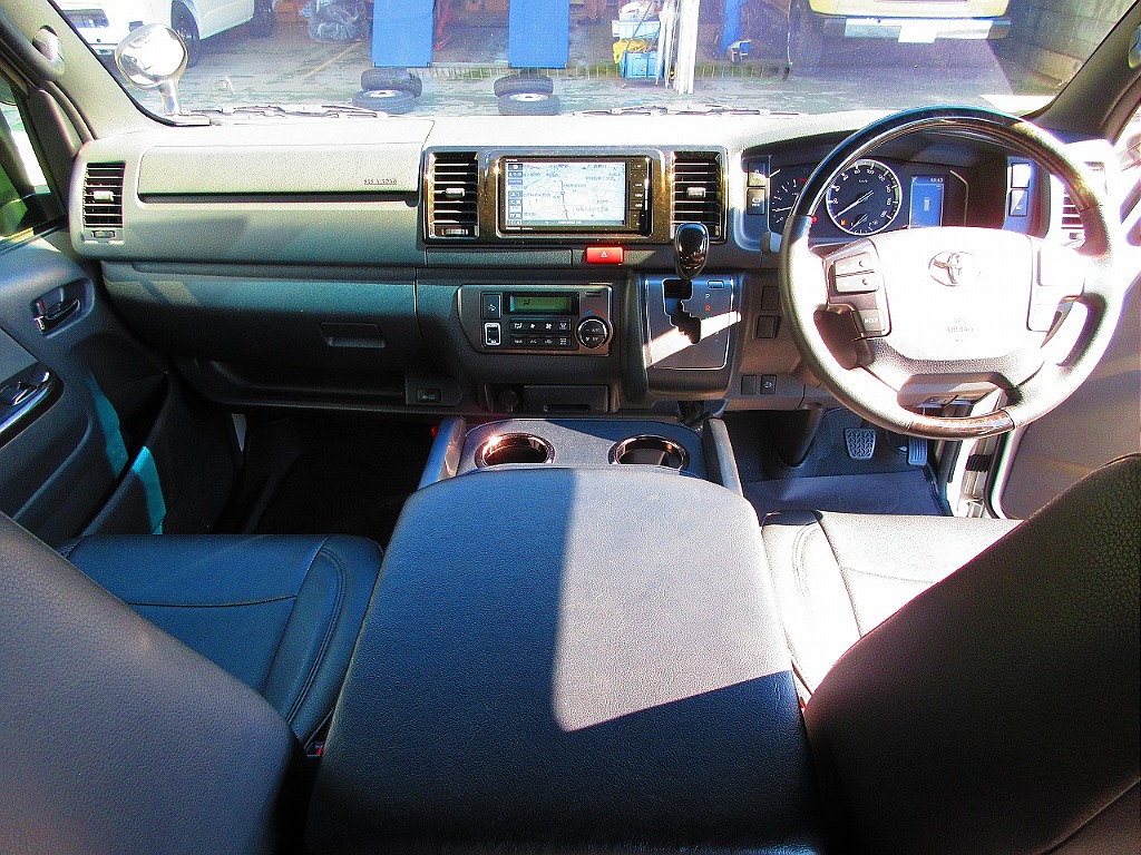 広々室内は運転もしやすいです♪ダークプライムⅡ専用のマホガニー調ウッド装飾もお洒落です！！！