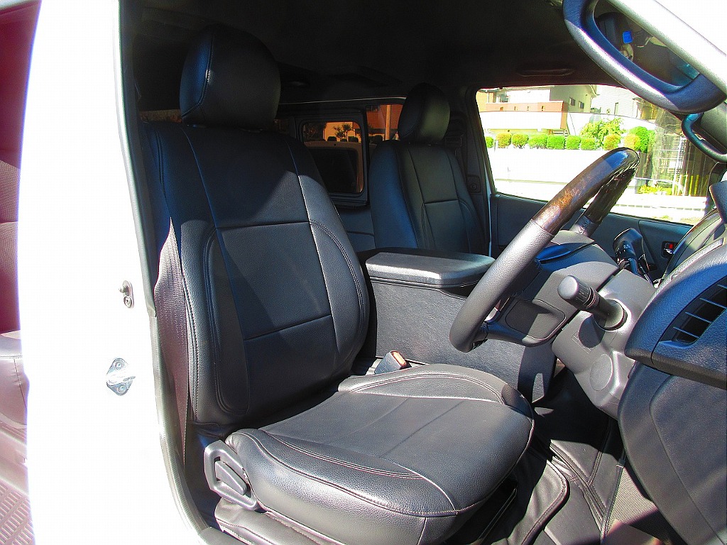 フロントシートには黒革調シートカバーが装着されております♪