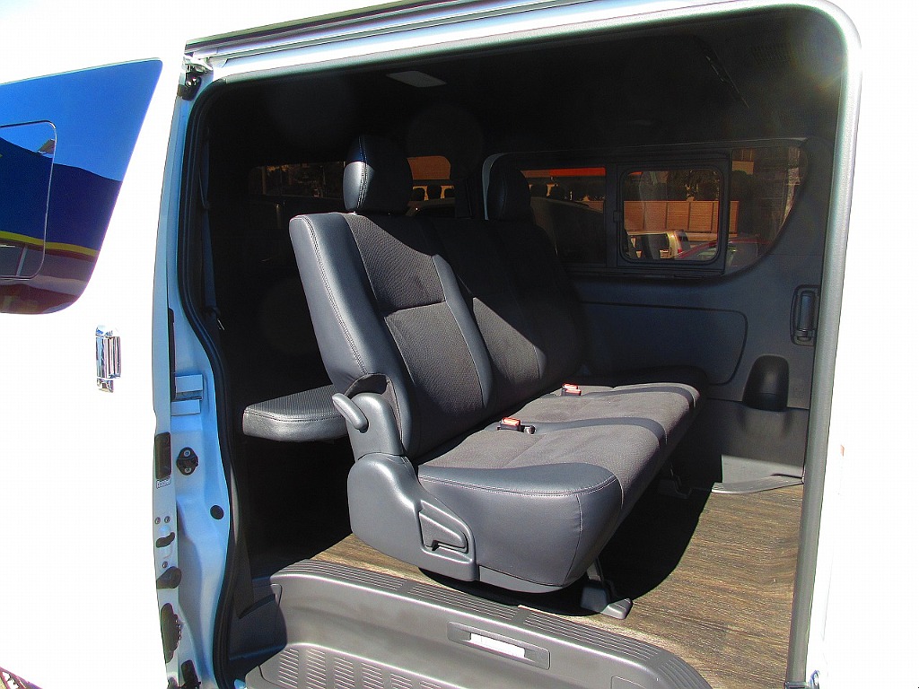 セカンドシートは厚みもしっかりあり座り心地もグッドですよっ♪