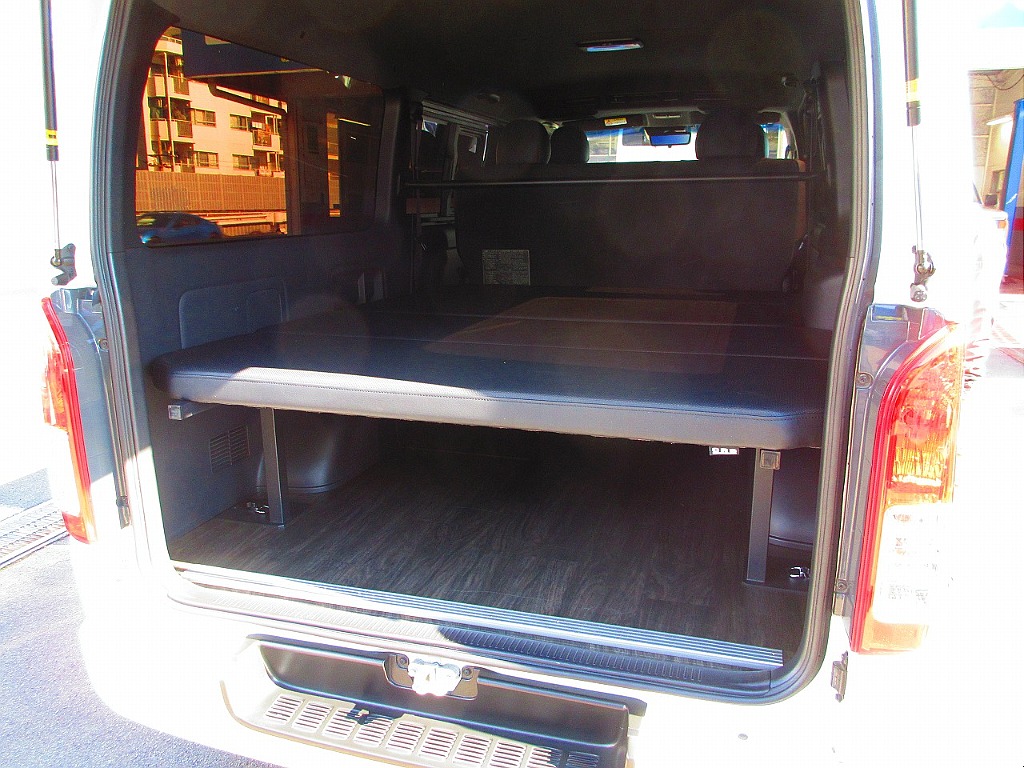 ベッドキット搭載車ですのでプチ車中泊もOKです！足を伸ばして寝れるって正義です！！！