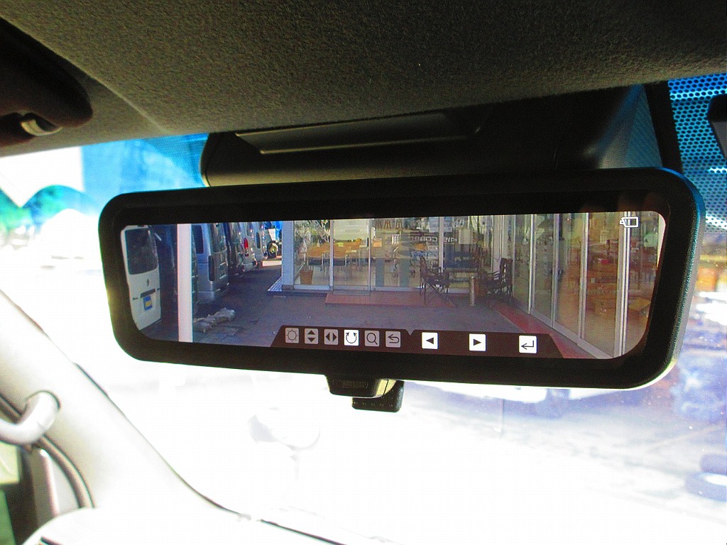 メーカーオプションのデジタルインナーミラー完備！荷物や道具を満載でもしっかり後方確認が出来ます！！！