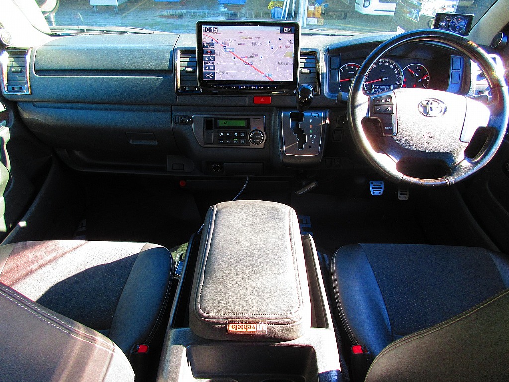 広々室内は運転もしやすいですよっ♪座面も高く見晴らしもグッドです！