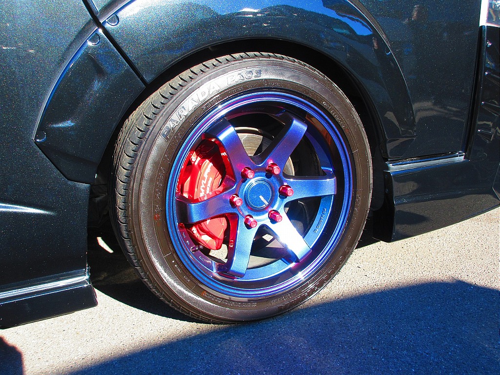 足元をキメるのはＫＢレーシング１８インチアルミホイール！マジョーラカラーのような色味がお洒落ですね！！！