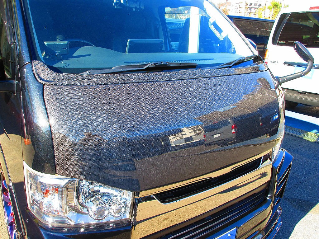 迫力のボンネットは４１５コブラのバッドフェイス！ハニカムカーボンでワイパーカウルもハニカムカーボン！