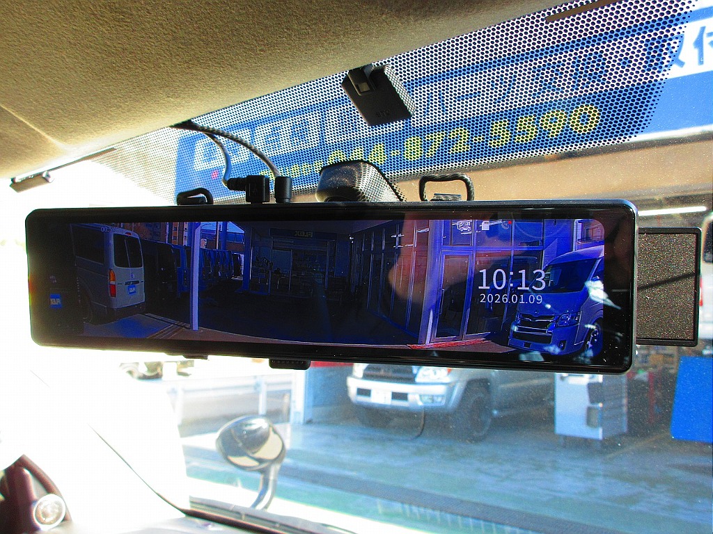 社外デジタルインナーミラー搭載ですので荷物や道具を満載でもしっかり後方確認が出来ます♪