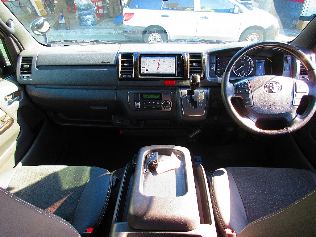 広々とした室内は運転もしやすいです♪特別仕様車専用のマホガニー調パネルで高級感もあります♪