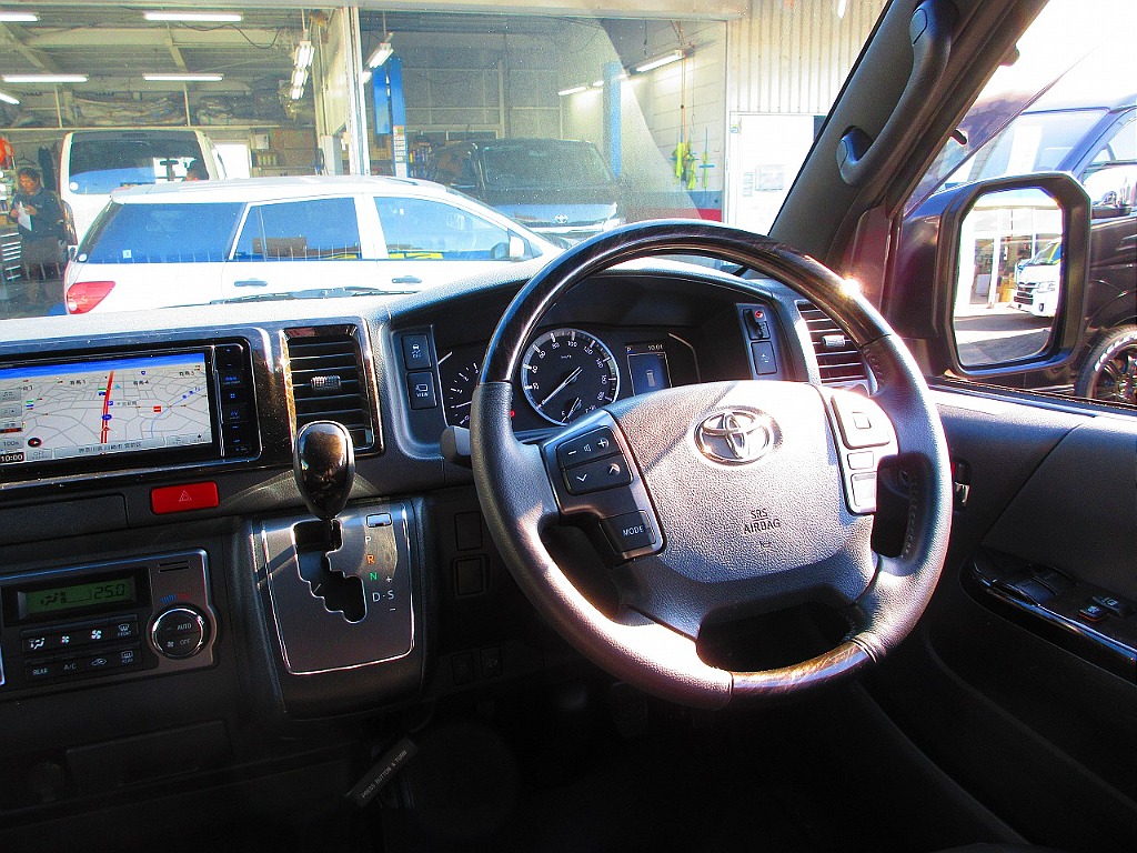 ダークプライムⅡ専用のマホガニー調ステアリングとシフトノブ♪通常のスーパーＧＬとは違いますねっ♪高級感があります！！！