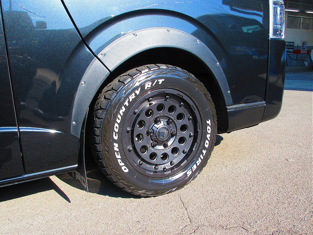 足元をキメるのはショットガン１７インチアルミ！ワイルドカスタムに良く似合う武骨なデザイン♪カッコいいです♪