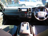 広々とした室内は運転もしやすいです♪特別仕様車専用のマホガニー調パネルで高級感もあります♪