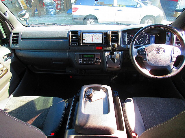 広々とした室内は運転もしやすいです♪特別仕様車専用のマホガニー調パネルで高級感もあります♪