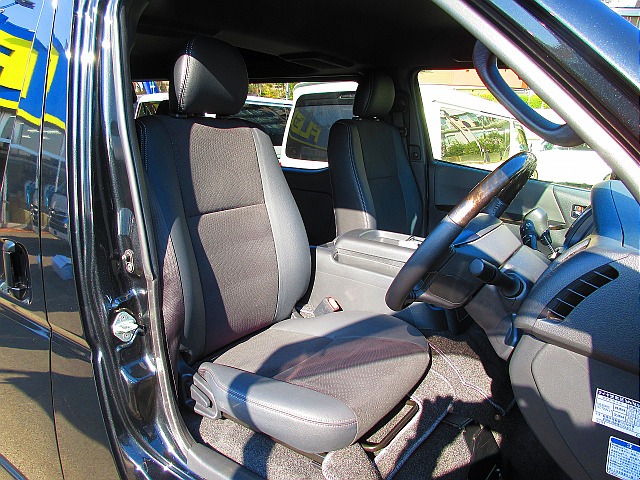 シートの状態も良好です♪専用のハーフレザーシートがお洒落です♪