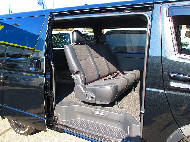 セカンドシートは厚みもしっかりあり座り心地もグッドですよっ♪