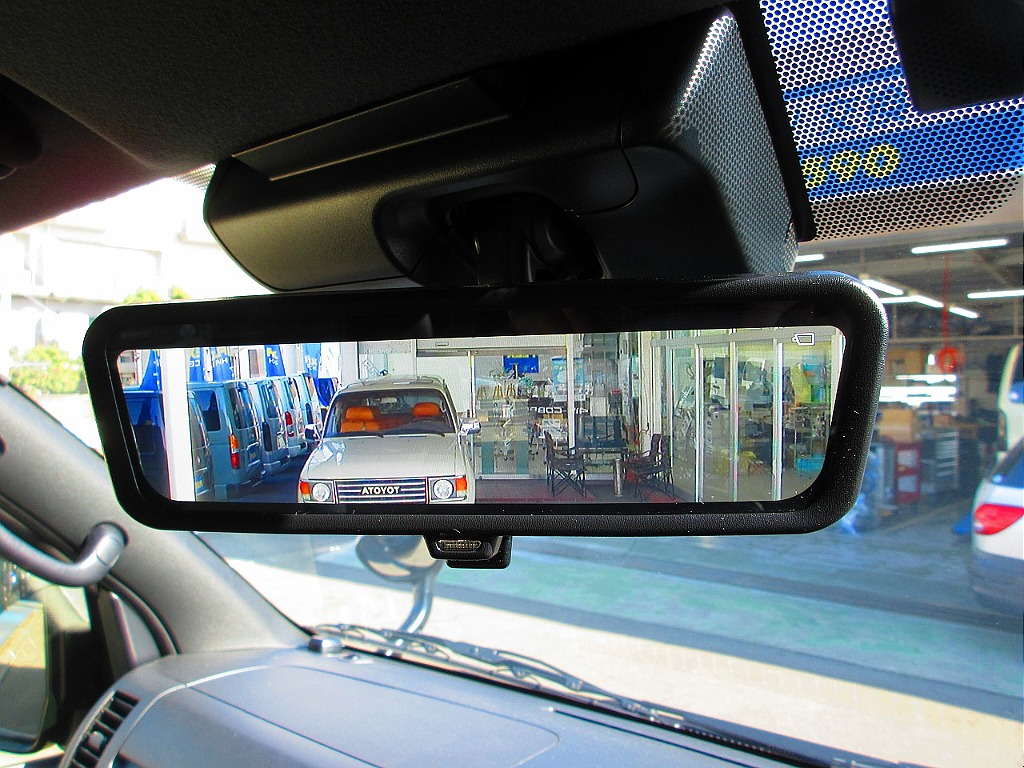 メーカーオプションのデジタルインナーミラー完備♪荷物や道具を満載でもしっかり後方確認が出来ますよっ！