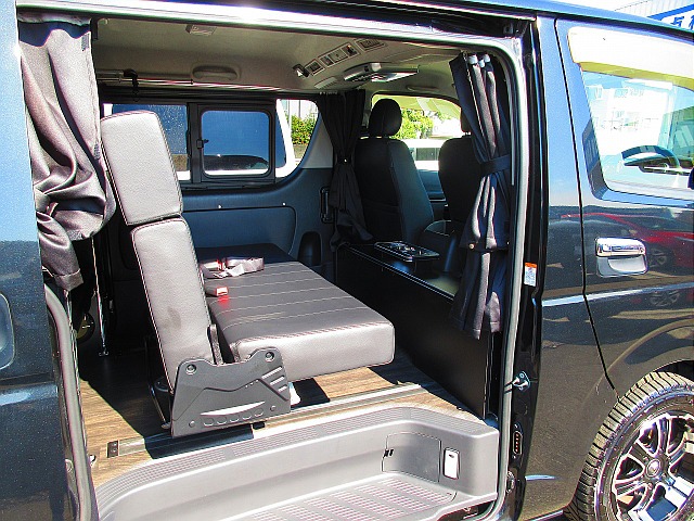 セカンドシートはバタフライシート♪レール付きで前後移動可能です！