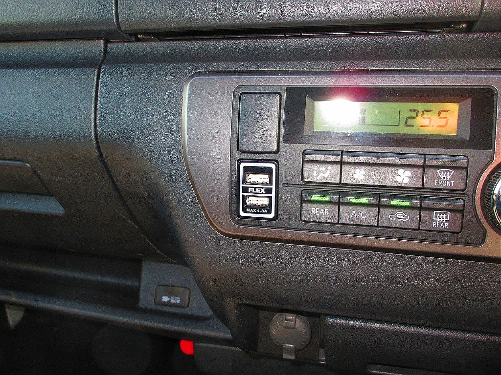 エアコンパネルにはＵＳＢ充電器♪スマホ充電には欠かせないアイテムです！！！