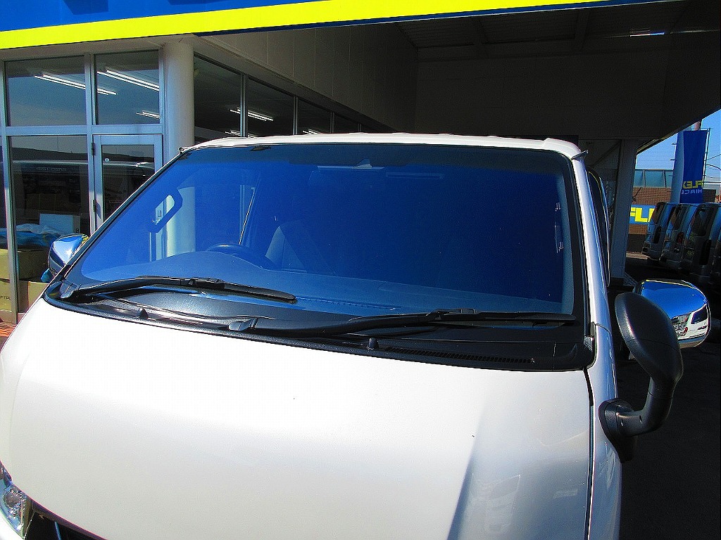 フロントガラスはコートテクトに換装されてます！グリーングラデーションのようでカッコいいですよっ♪もちろん車検対応済みですのでご安心下さい♪