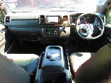 特別仕様車専用のマホガニー調パネルが高級感をアップしてます♪広々室内で運転もしやすいですよっ♪