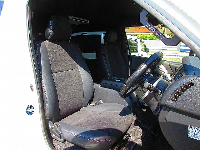 特別仕様車専用ハーフレザーシートの状態も程度良好です。スレやヤブレもありません♪