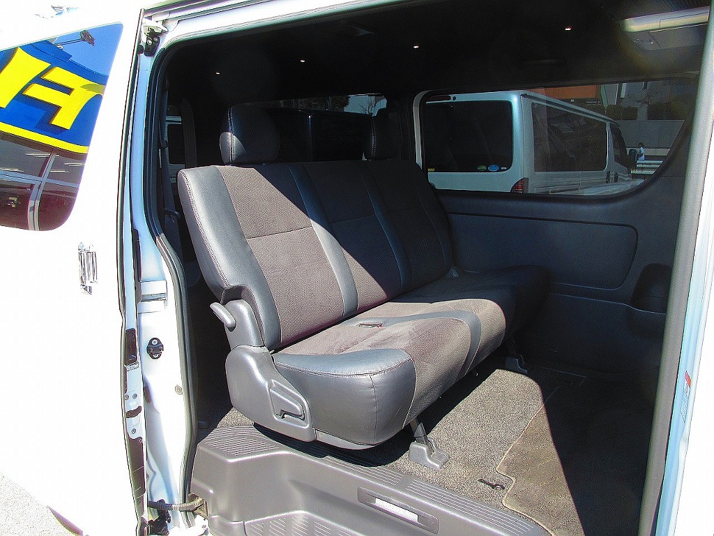 セカンドシートは厚みもしっかりあって座り心地もグッドです！専用レールで若干後方に移動しておりますので足元も広々快適です！！！