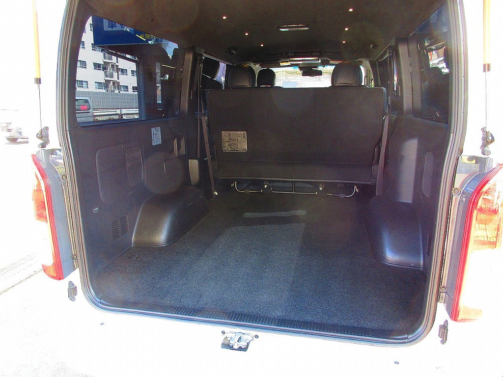 この広大なラゲッジスペースがハイエースの魅力です♪道具も荷物もしっかり積み込み出来ますよっ♪