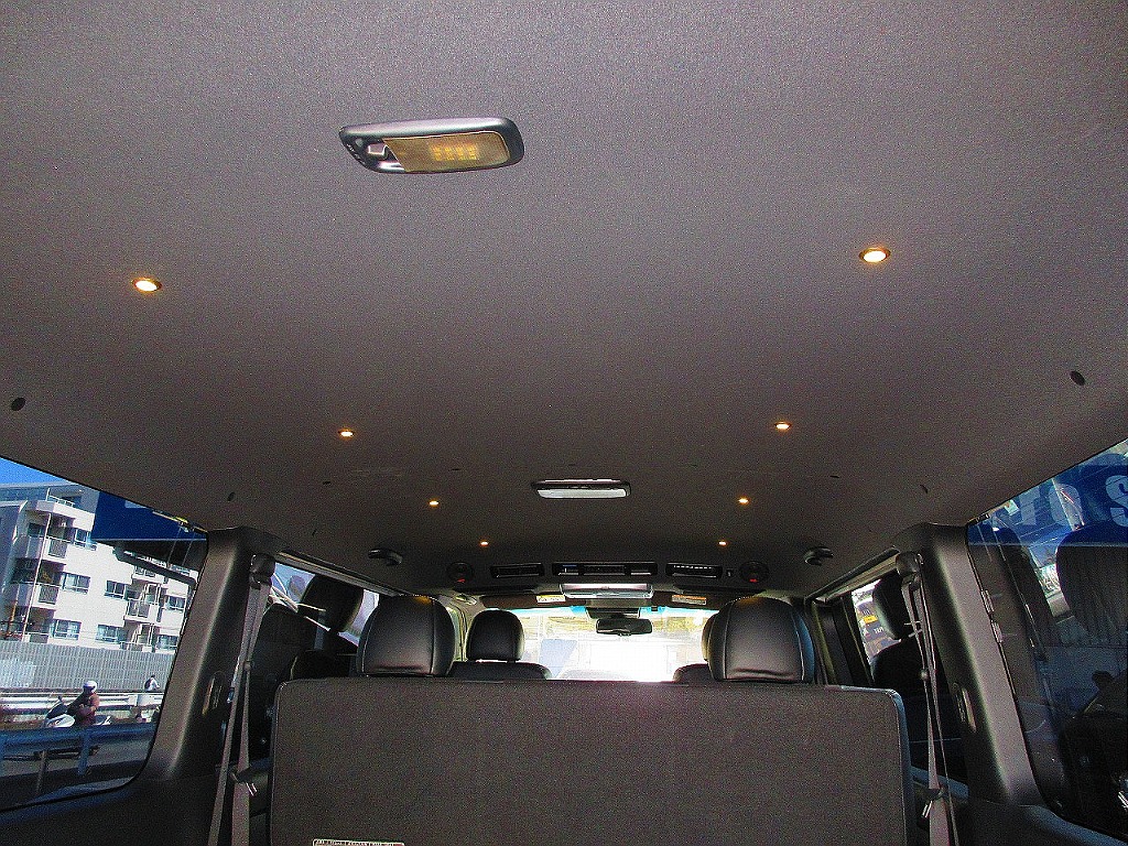 天井にダウンライトを８発配置！調光器付きで明るさも変更可能です！夜間の荷物や道具の出し入れには便利ですよっ♪