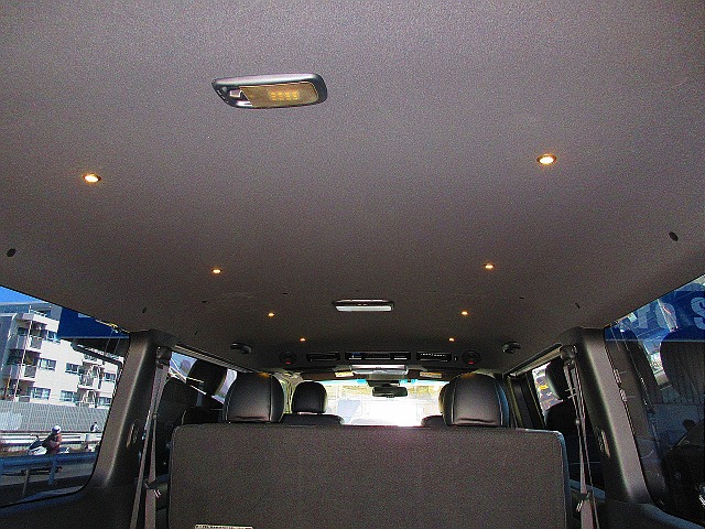 天井にダウンライトを８発配置！調光器付きで明るさも変更可能です！夜間の荷物や道具の出し入れには便利ですよっ♪