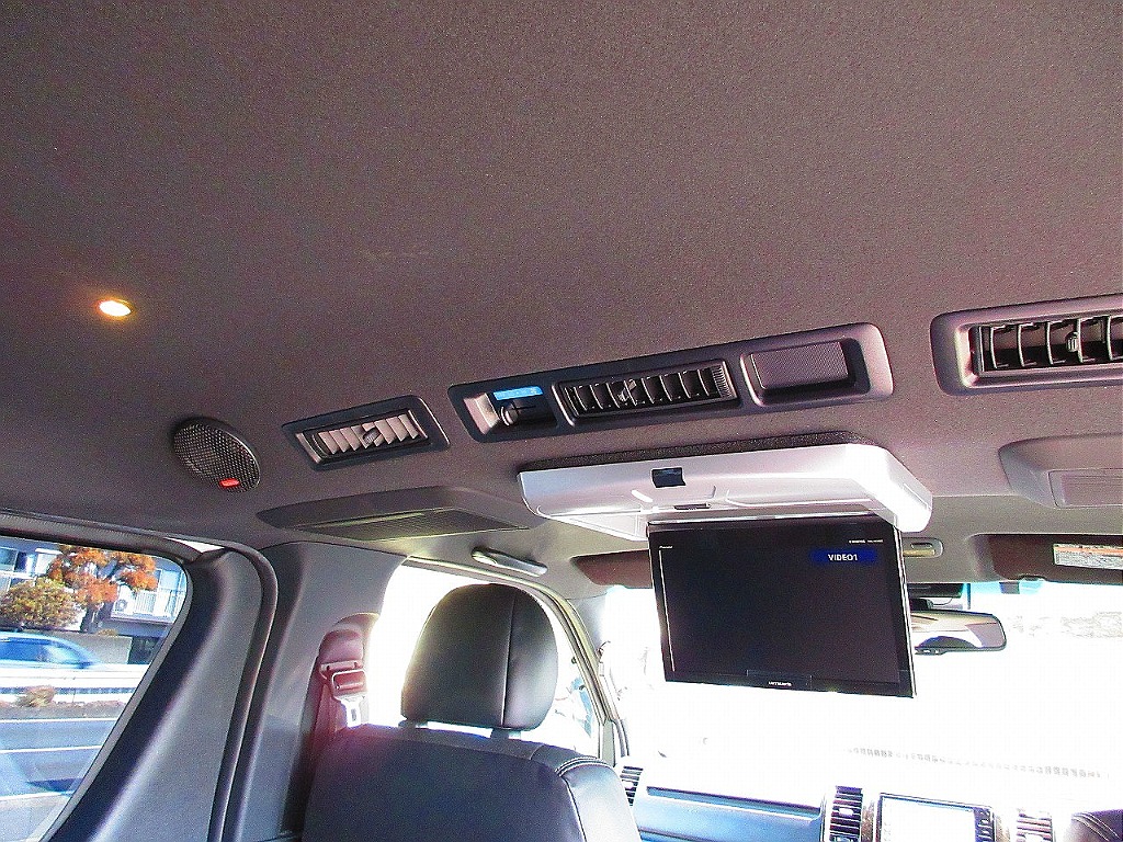 フリップダウンモニターも完備！セカンドシートの方もエンターテイメントを楽しめます♪