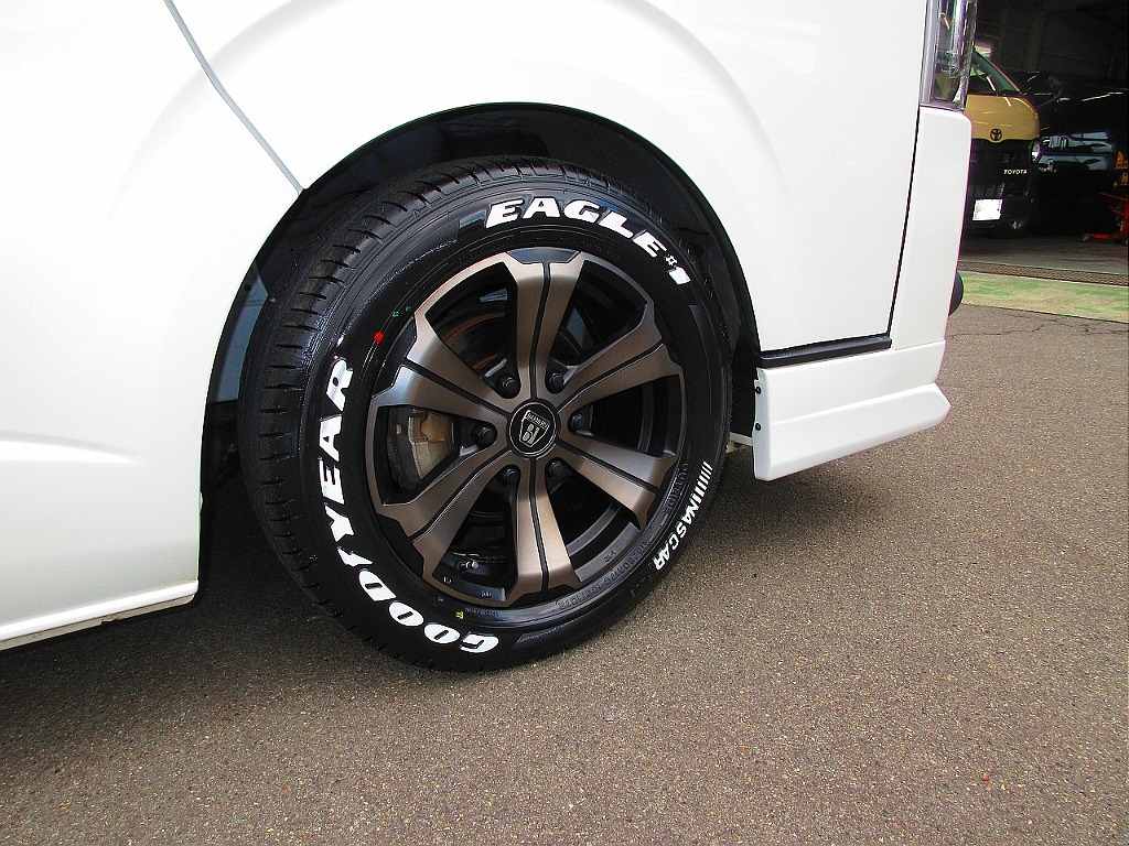 足元にはＦＬＥＸオリジナルカラーのアーバングランデ１７インチを装着！ホワイトレターとの相性もグッドです♪こちらも新品装着ですよっ♪