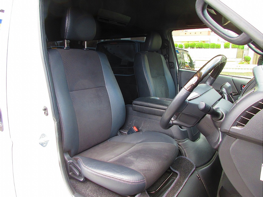 ダークプライムⅡ専用のハーフレザーシートは高級感があります！