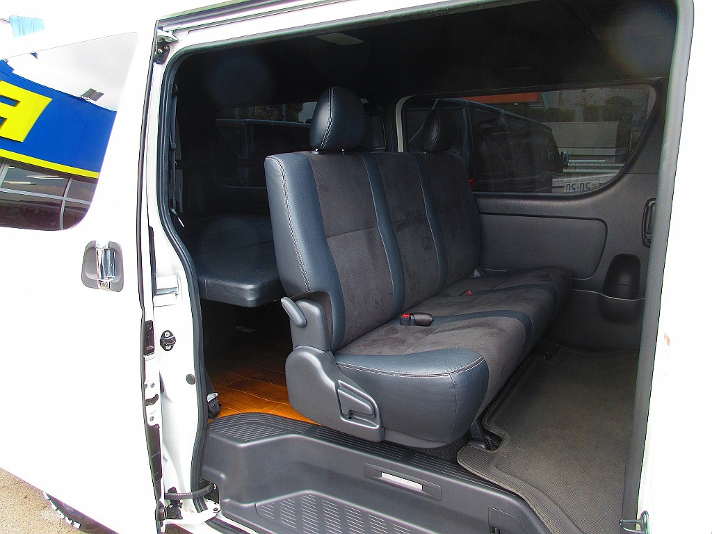 セカンドシートは厚みもしっかりあって座り心地もグッドですよっ♪