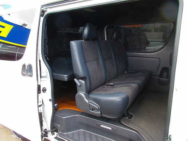 セカンドシートは厚みもしっかりあって座り心地もグッドですよっ♪