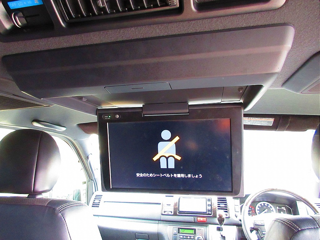 フリップダウンモニターは大画面の１２．１インチ！後席の方やお子様も大喜び♪