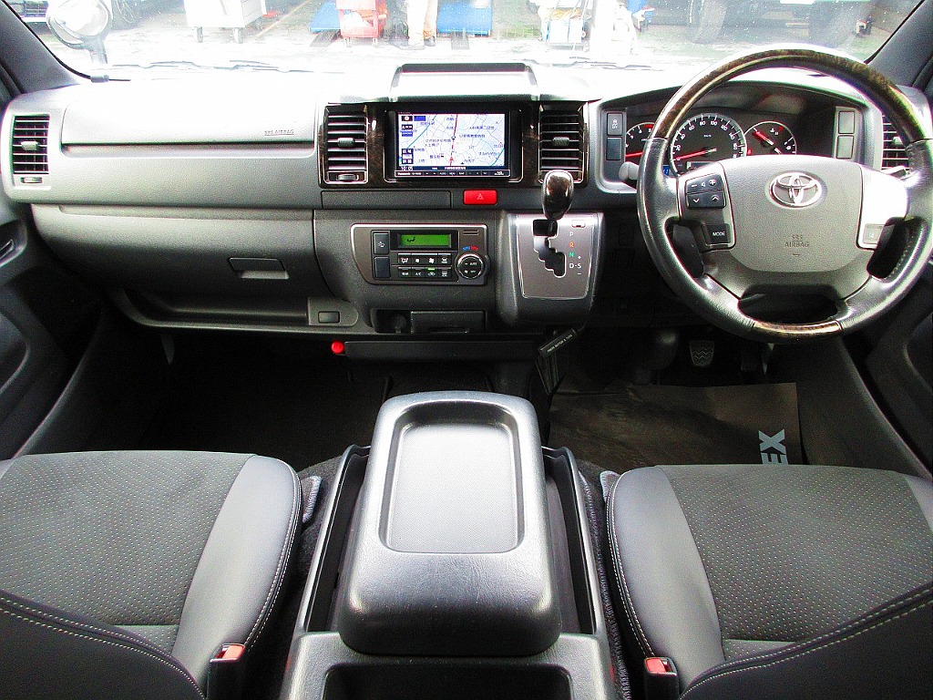 広々とした室内は運転もしやすく見晴らしも良いですよっ！！！