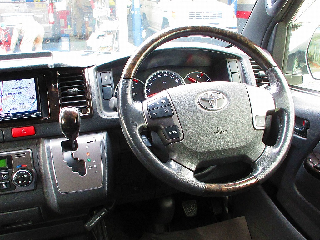 特別仕様車専用のマホガニー調ウッドコンビステアリングとシフトノブが高級感を演出してくれます♪