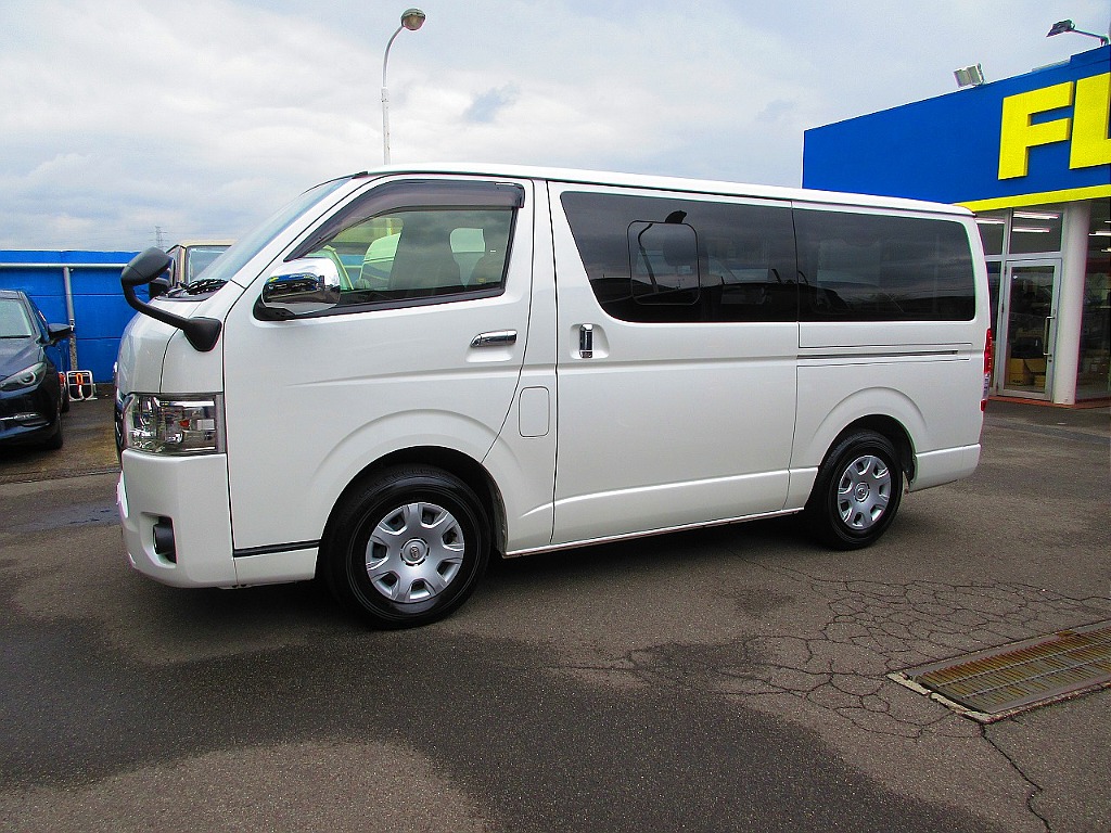 横から見てもカッコいい♪これぞ箱車の姿ですねっ♪外装の状態も良好ですよっ♪