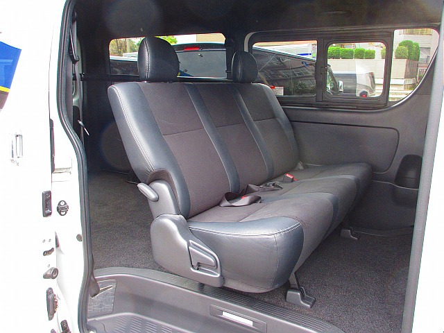 セカンドシートは厚みもしっかりあり座り心地もグッドですよっ♪