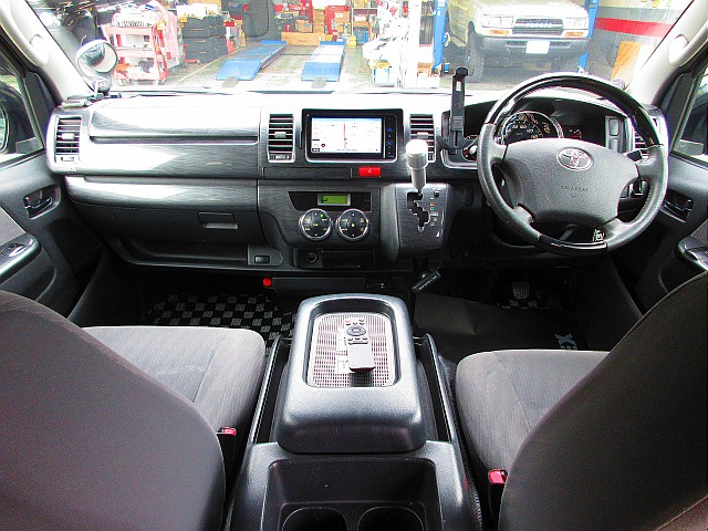 広々とした室内は座面も高く運転もしやすいですよっ♪見晴らしもグッドです！