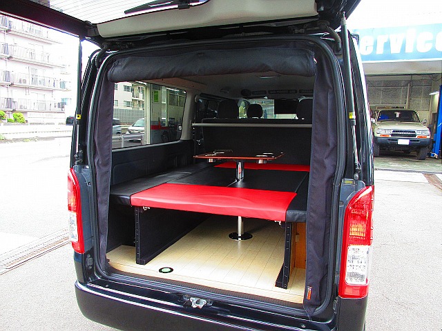 テーブル付きのベッドキット搭載車！休憩時に重宝しますよっ♪防虫ネットも完備されております♪