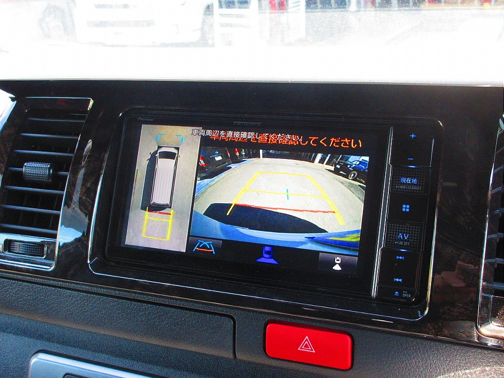 メーカーオプションのパノラミックビューモニター完備♪駐車時の安心感が違います♪