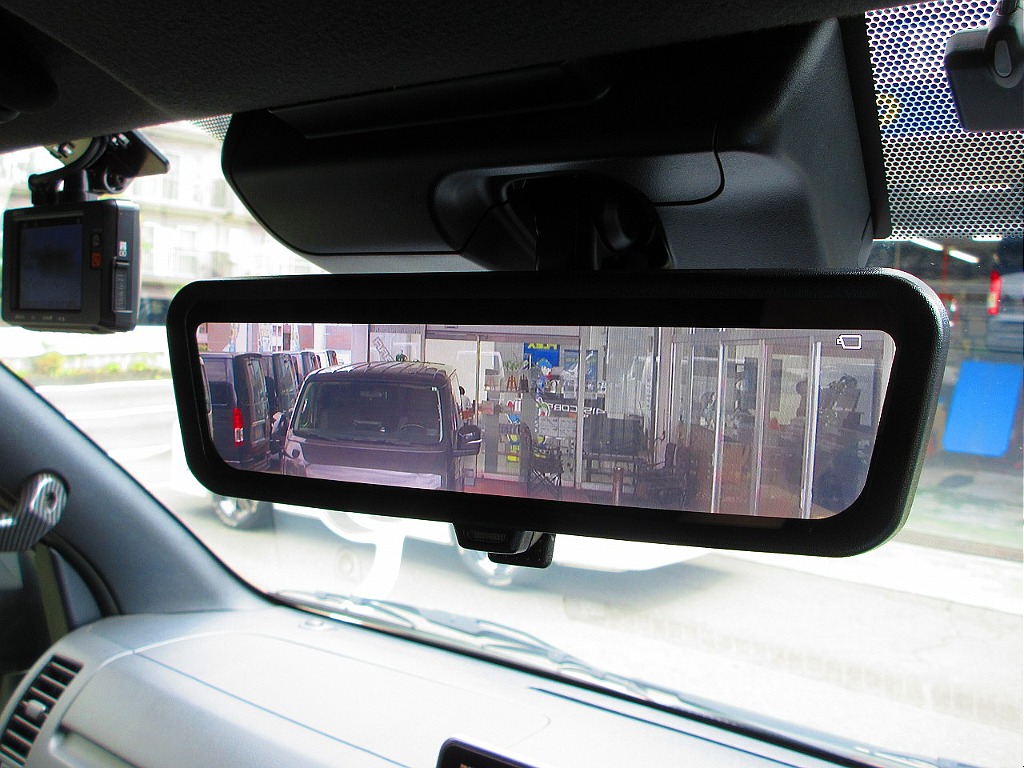 メーカーオプションのデジタルインナーミラー搭載車！荷物や道具を満載しててもしっかり後方確認出来ますよっ♪