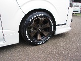 足元には人気のアーバングランデ１７インチとダンロップホワイトレタータイヤを装着！新品装着ですのでタイヤの溝もバッチリですよっ♪
