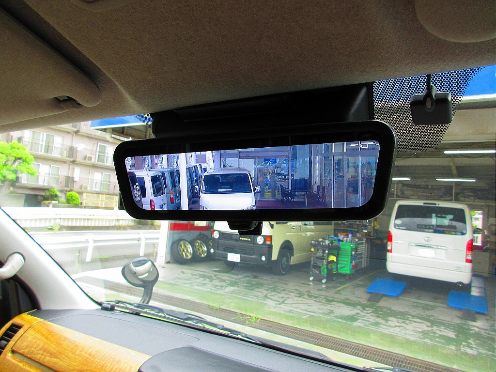 メーカーオプションのデジタルインターミラー付き車！後方確認はカメラで安心！