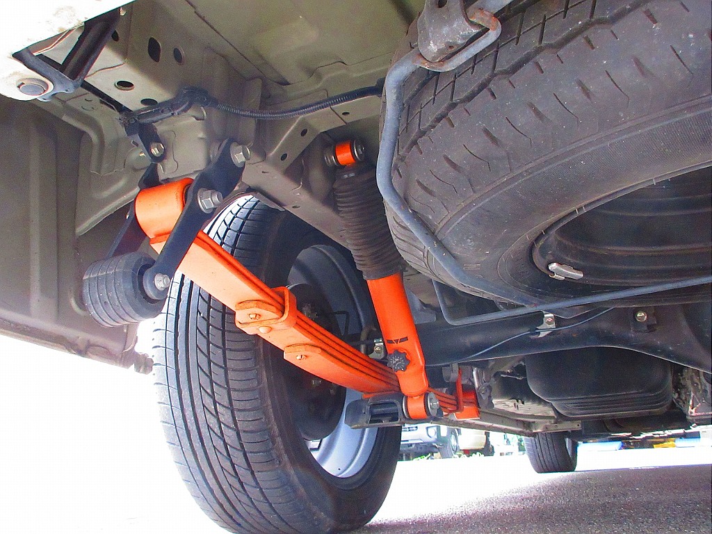 足回りにはユーアイビークル製コンフォートリーフとショックが装着されてます！ノーマルとは比べ物にならないぐらいの快適な乗り心地を実現しております♪