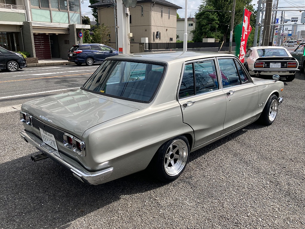 日産 スカイライン4ドア(2枚目)