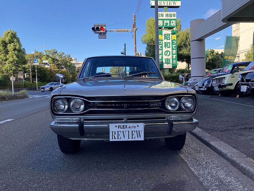 日産 スカイライン4ドア(2枚目)