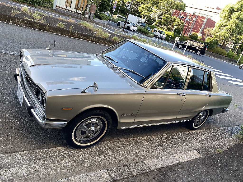 日産 スカイライン4ドア(9枚目)